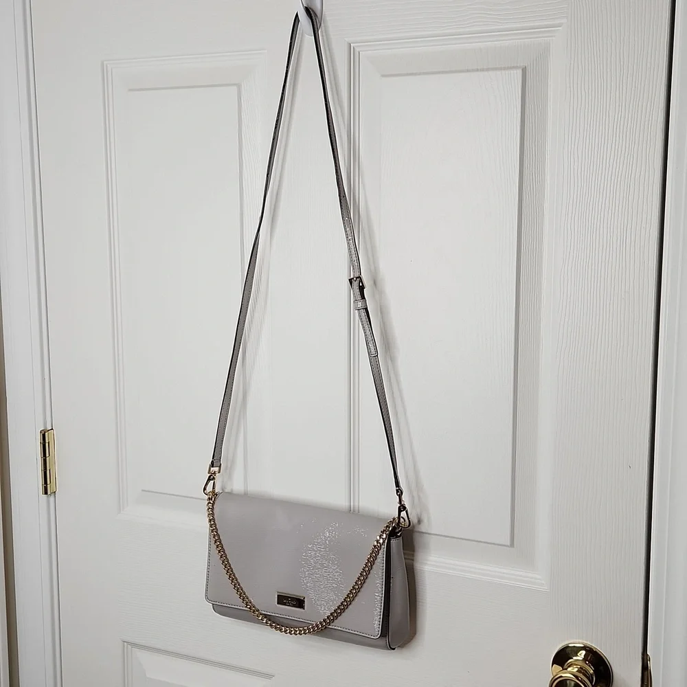 Kate Spade ♠️ carson gray patent leather with gold chain crossbody